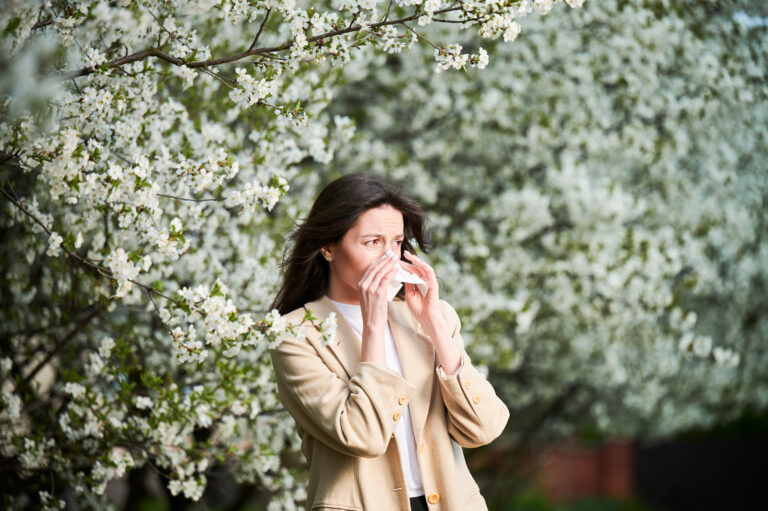 Scopri di più sull'articolo La bella stagione e l’incubo del polline: come combattere l’allergia